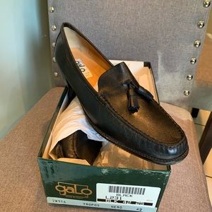 NIB Galo Size 11 Black Leather Heeled Loafer